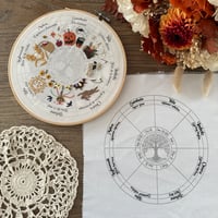 Image 2 of Mon calendrier de l'année : toile à broder au fil des sabbats