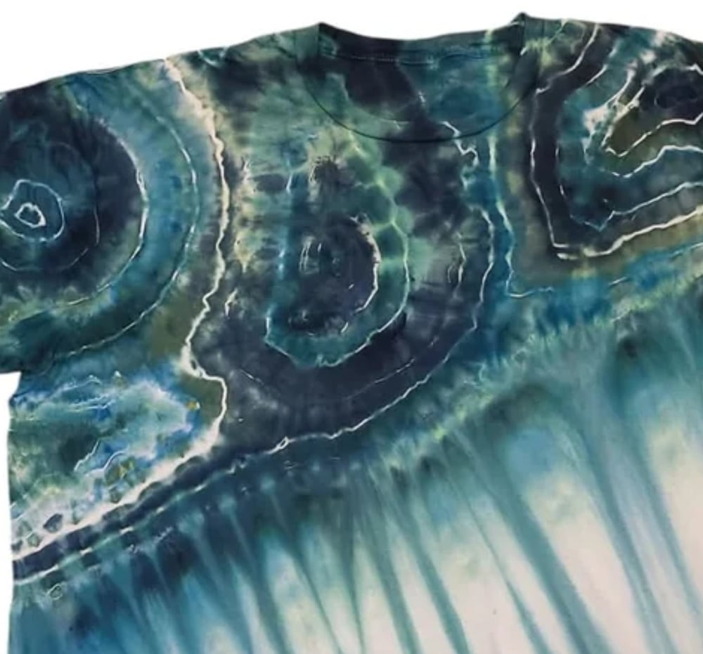 Image of Size 3XL - Greens and Blues geode incline