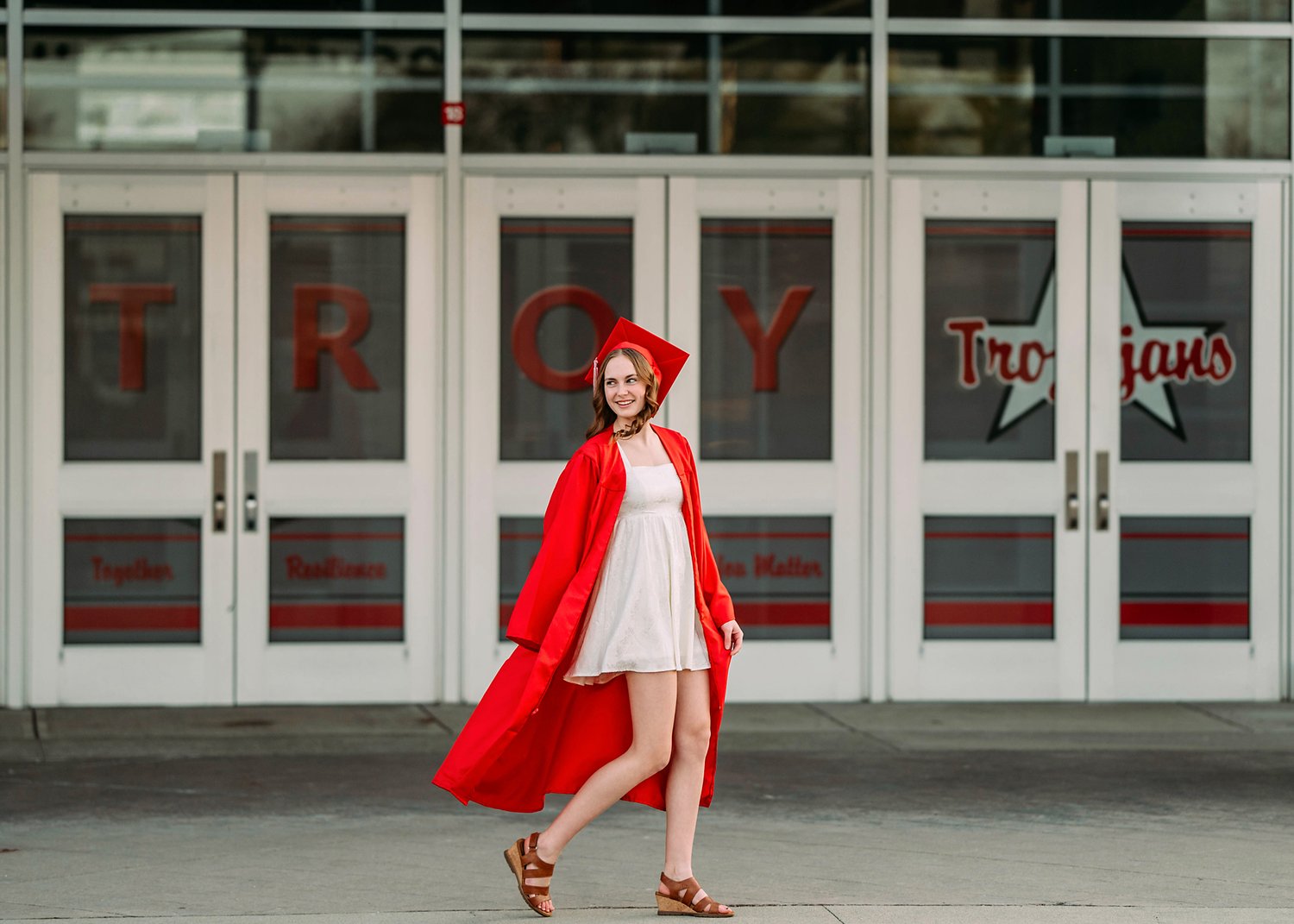 Image of 2025 Cap & Gown Mini Sessions!