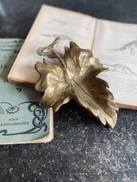 Image 2 of Vide poche en bronze en forme de feuille de vigne
