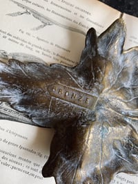 Image 5 of Vide poche en bronze en forme de feuille de vigne