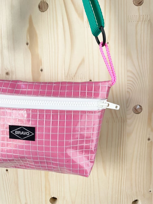 Image of Sacoche rose upsidown