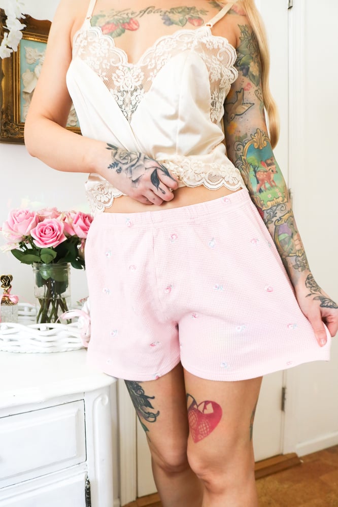 Image of Cotton Pastel Pink Sleep Shorts With Floral Embroidery (Medium)