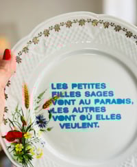 Image 2 of Assiette LES PETITES FILLES SAGES…