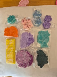 Image 8 of Wax melt bundle, 1 snapbar & 9 shapes 
