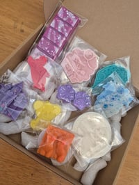 Image 12 of Wax melt bundle, 1 snapbar & 9 shapes 