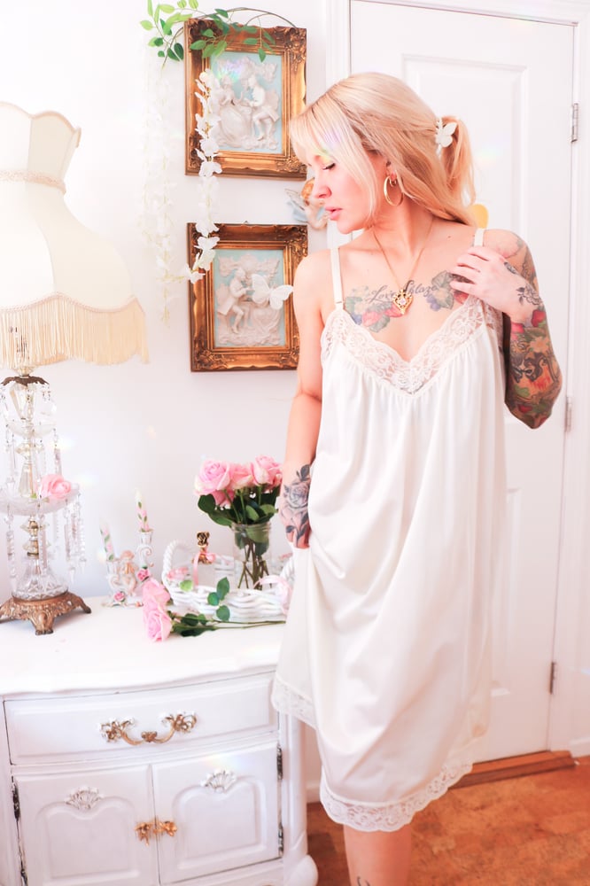 Image of Vintage 1970s White Slip Gown with Floral Lace (1X)