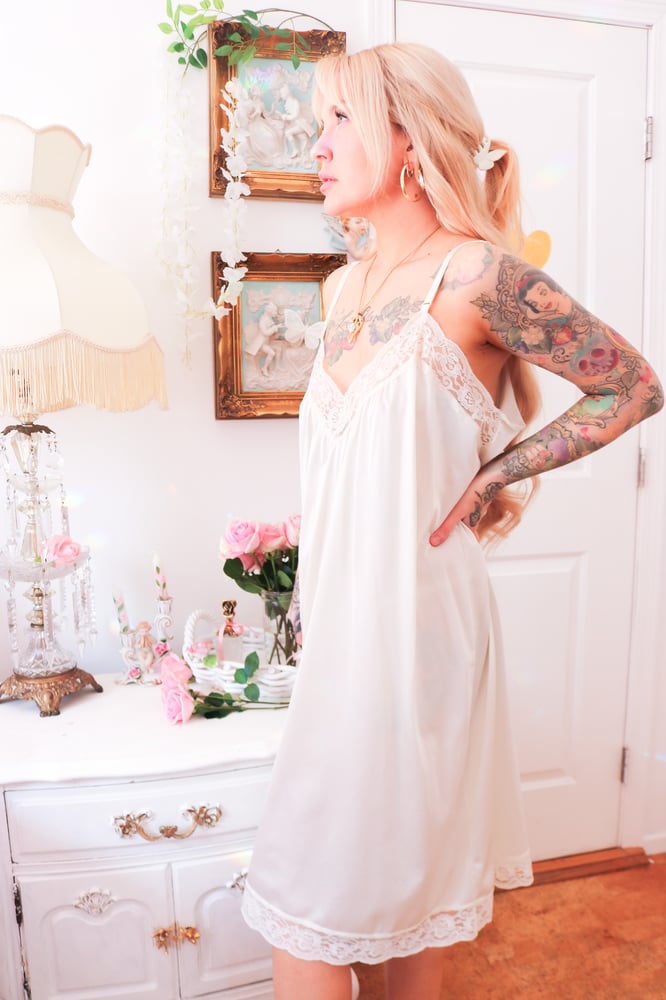 Image of Vintage 1970s White Slip Gown with Floral Lace (1X)