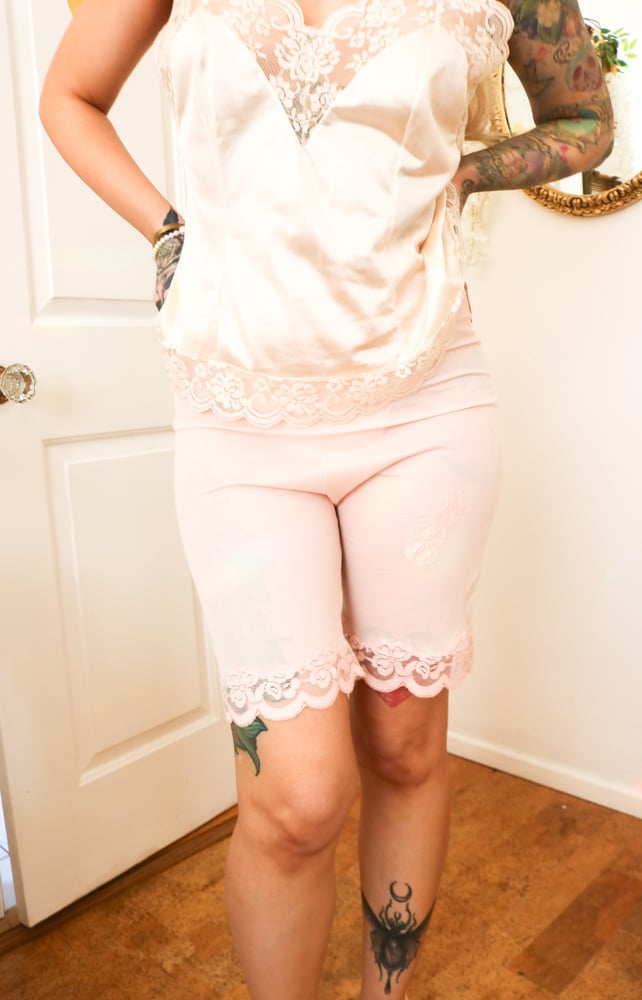 Image of Vintage 1960s Kayser Peachy Pink Pettipants with Lace (Small)