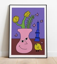 A vase and a bird having a chat 🐤