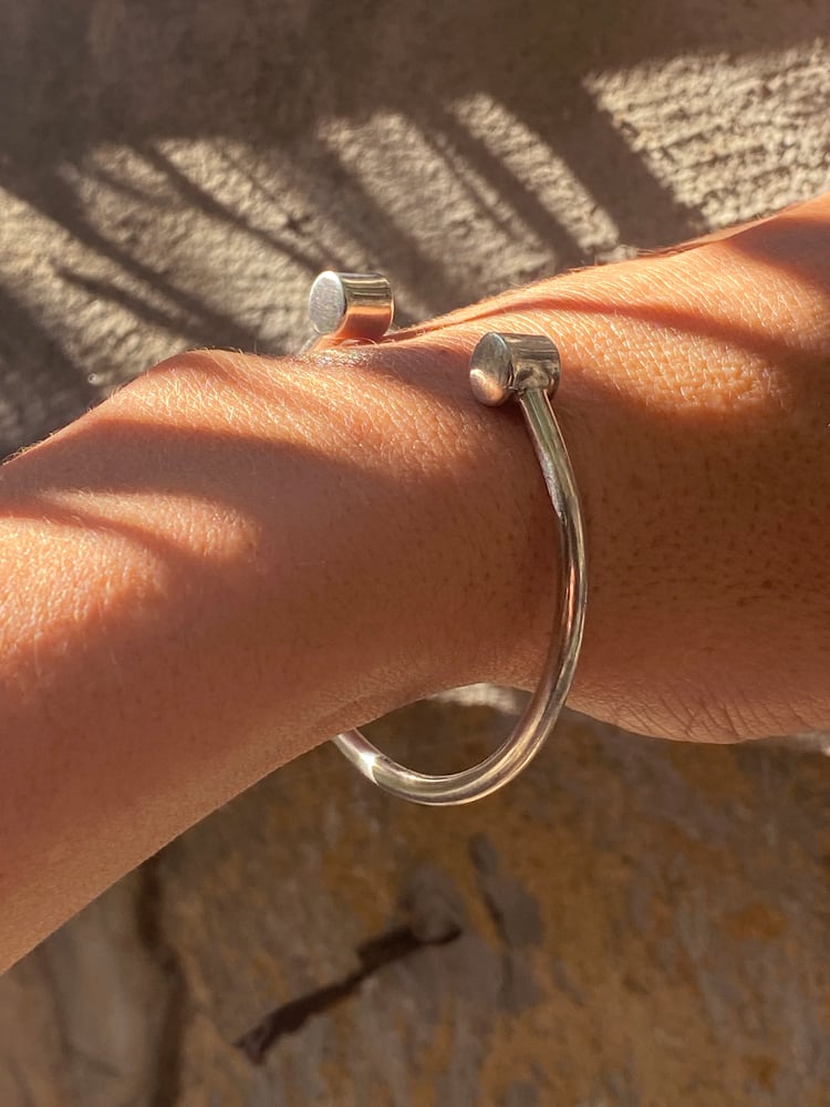ETHICAL AND TIMELESS

Fall in love with this sculptural bangle cuff.

This solid sterling 925 silver bracelet is a vintage piece, a dainty jewelry piece build a minimalist setting where the effortless elegance shines by itself.
