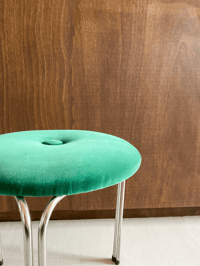 Image 3 of Tabouret "Tacke" à 3 pieds avec assise en velours - des années 60