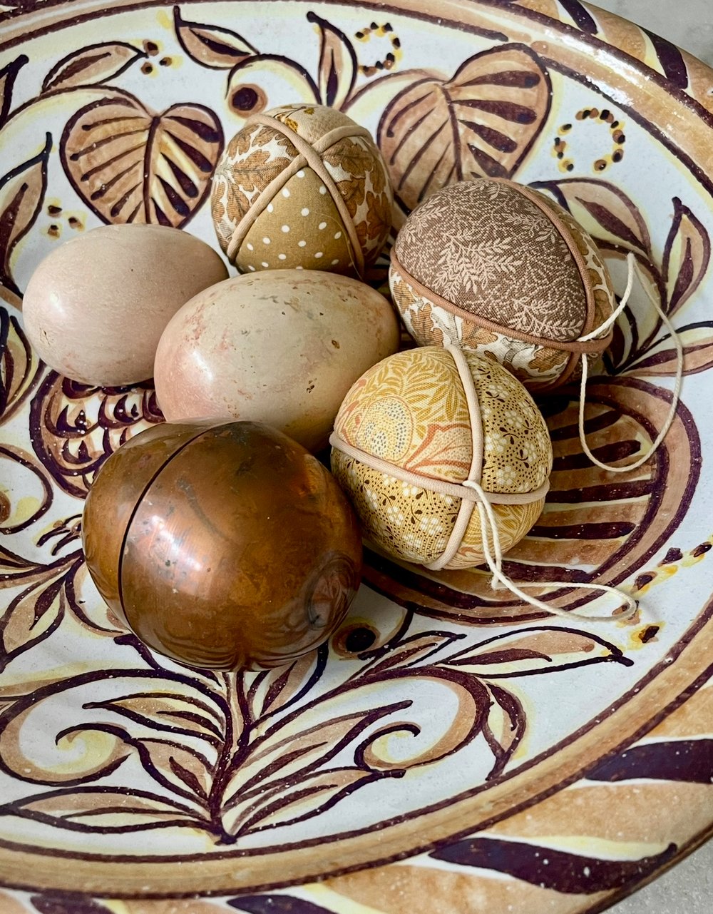 Image of Påskeæg m. snor - Brun/Mustard