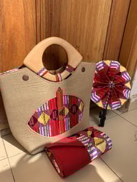 Image 1 of Sac a main  raphia , éventails , pochette. 
