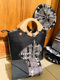 Image 4 of Sac a main  raphia , éventails , pochette. 