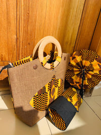 Image 5 of Sac a main  raphia , éventails , pochette. 