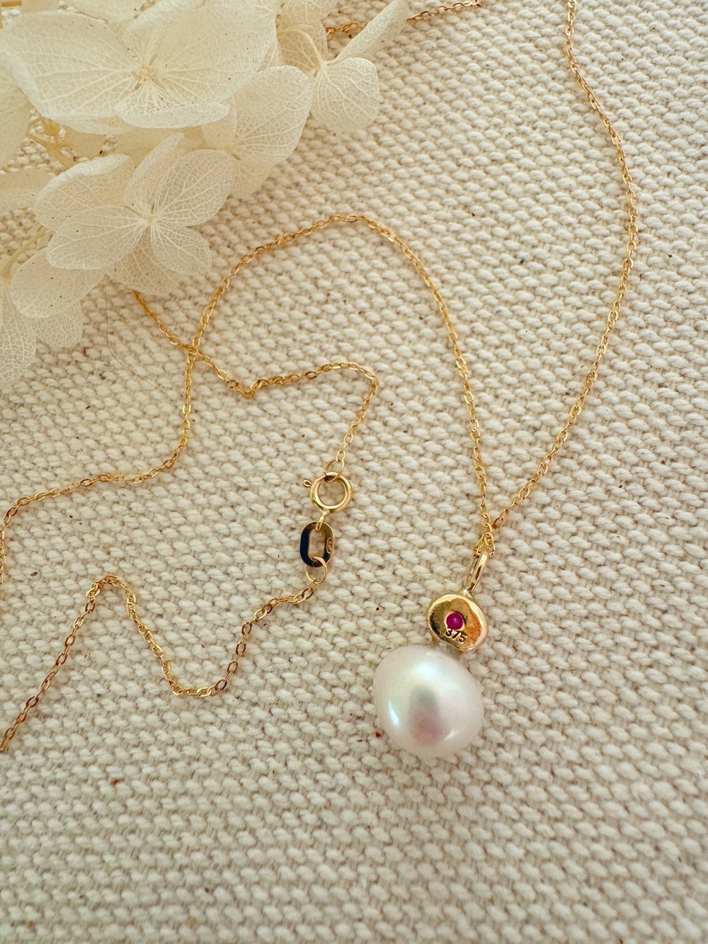 Image of Pearl and Gold Pendant