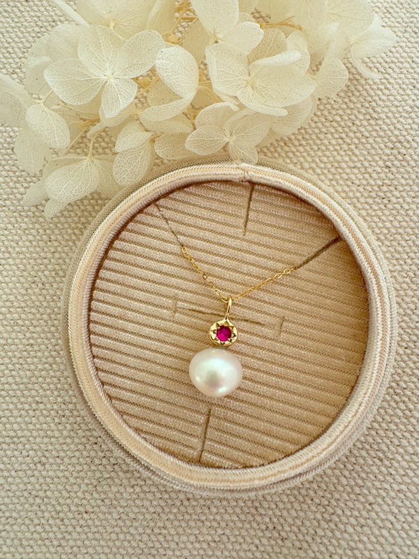 Image of Pearl and Gold Pendant