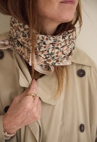 Image 3 of Foulard Bloom Miel