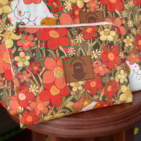 Image 3 of Pochette zippée Salem "Sieste dans les fleurs" Orange ou bleue