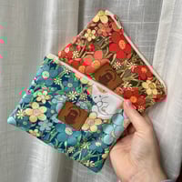 Image 1 of Pochette zippée Salem "Sieste dans les fleurs" Orange ou bleue