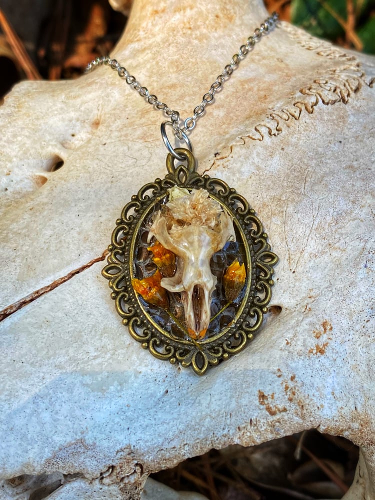 Image of Skull Pendant with Yellow and White Flowers
