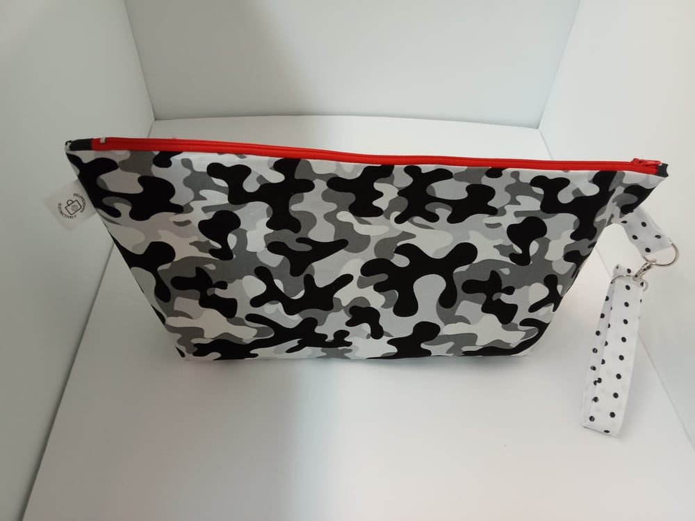 Image of Wide zippered pouch in Camo print 10% off + Free Shipping!