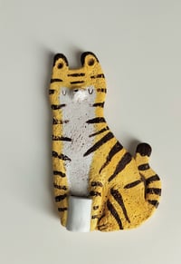 Image 2 of Sitting tiger and vase