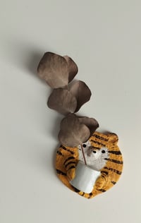 Image 4 of Circle animal magnet with vase, different variants 