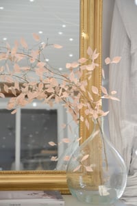 Image 3 of Branche naturelle avec feuilles en feutrine de laine rose poudré