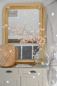 Image 1 of Branche naturelle avec feuilles en feutrine de laine rose poudré