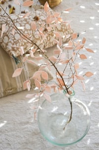 Image 2 of Branche naturelle avec feuilles en feutrine de laine rose poudré