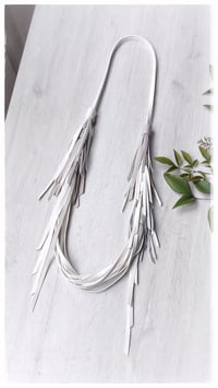 Image 2 of Collana in pelle artigianale NINFA - Luce