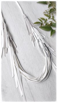 Image 4 of Collana in pelle artigianale NINFA - Luce