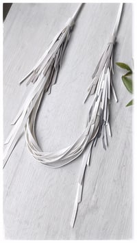 Image 5 of Collana in pelle artigianale NINFA - Luce