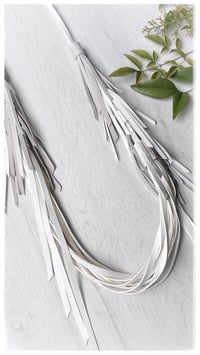 Image 6 of Collana in pelle artigianale NINFA - Luce
