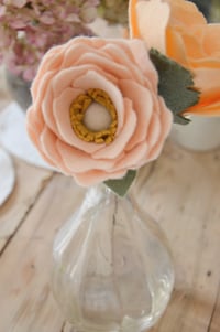 Image 2 of Pivoine en feutrine de laine pour la décoration