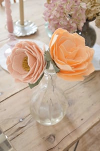 Image 3 of Pivoine en feutrine de laine pour la décoration