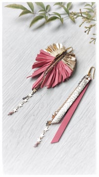 Image 2 of Maxi orecchini pendenti in pelle PEACOCK ASYM - Gold Coral