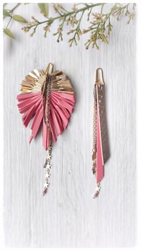 Image 1 of Maxi orecchini pendenti in pelle PEACOCK ASYM - Gold Coral