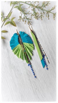 Image 3 of Maxi orecchini pendenti in pelle PEACOCK ASYM - Ko Samui