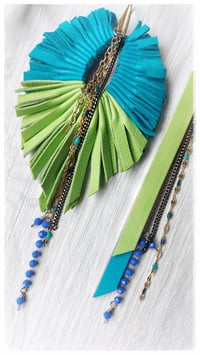Image 4 of Maxi orecchini pendenti in pelle PEACOCK ASYM - Ko Samui