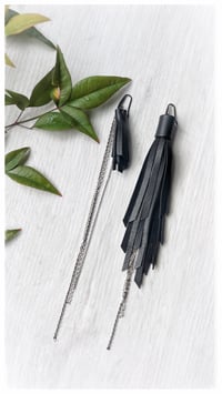 Image 3 of Orecchini pendenti in pelle SWALLOW ASYM - Black