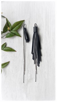 Image 1 of Orecchini pendenti in pelle SWALLOW ASYM - Black