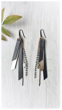 Image 5 of Orecchini pendenti in pelle NINFA CRYSTAL - Black&Gold