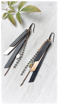 Image 4 of Orecchini pendenti in pelle NINFA CRYSTAL - Black&Gold