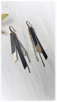 Image 3 of Orecchini pendenti in pelle NINFA CRYSTAL - Black&Gold