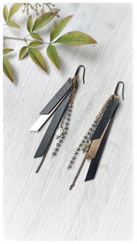 Image 1 of Orecchini pendenti in pelle NINFA CRYSTAL - Black&Gold