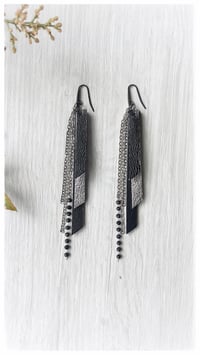 Image 1 of Orecchini pendenti in pelle NINFA CRYSTAL - Black&Silver