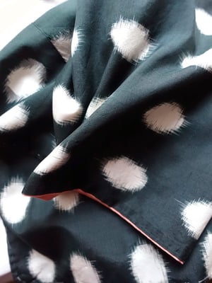 Image of Silke kimono dame i sort med hvide prikker i meisen vævning